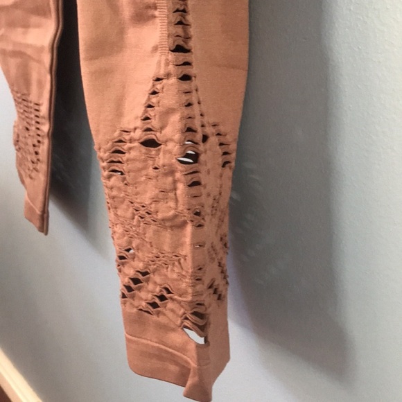 NWT One5One taupe laser cut capri leggings size XL or 1X - Picture 3 of 10